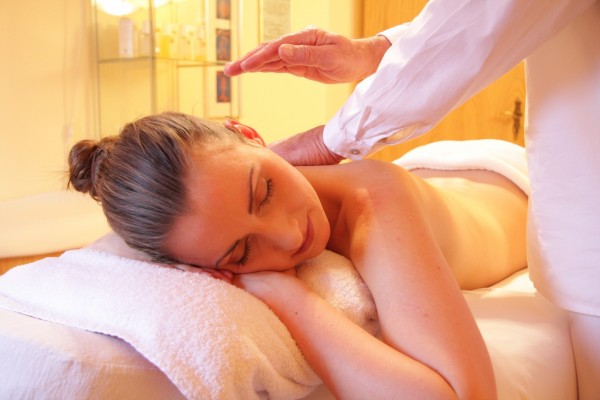 Körpermassage mit warmen Kräuterbündeln